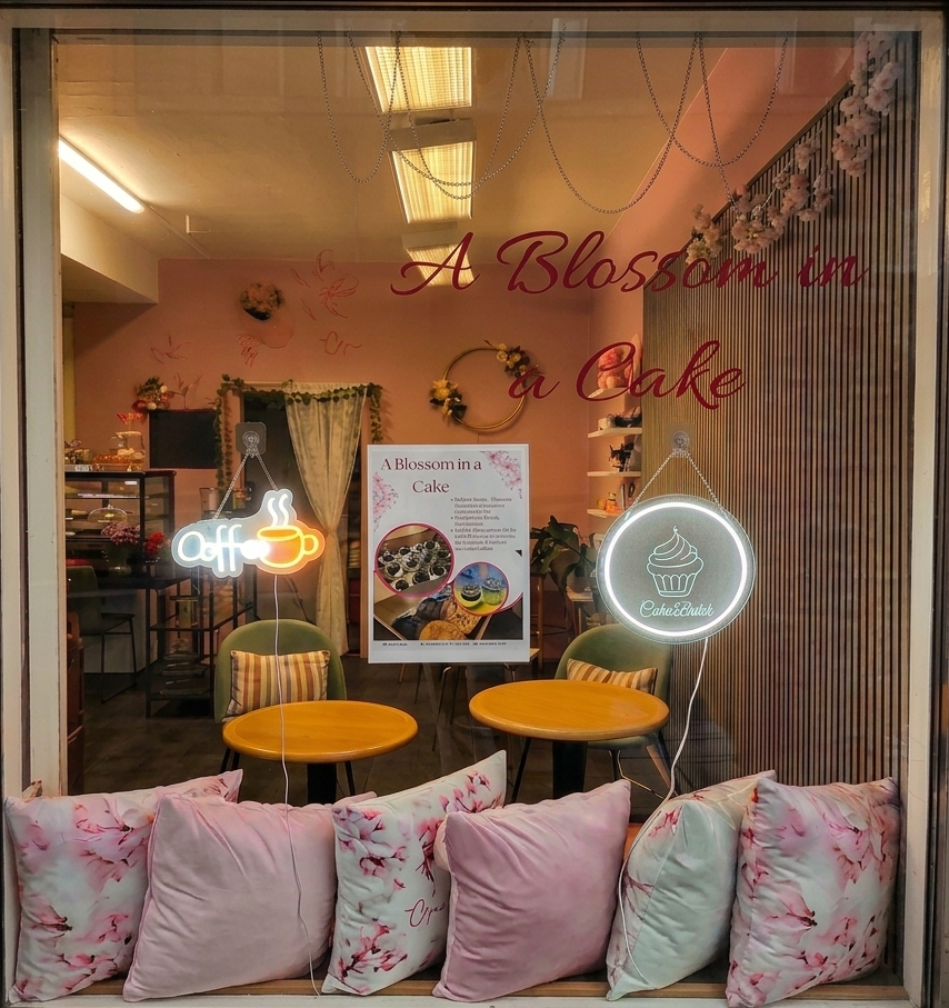 Trevånings korallblommig bröllopstårta med guldflakes — A Blossom in a Cake, Linköping